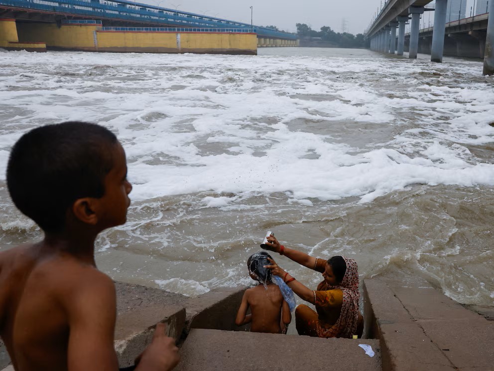 Preocupación en India por espuma tóxica en el río Yamuna 