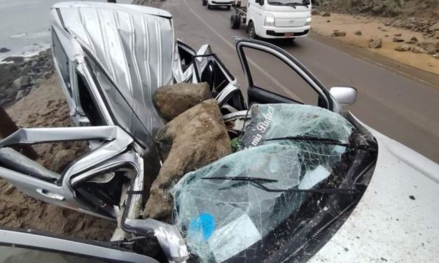 Roca cae sobre camioneta y mata a 3 tripulantes en Panamericana Sur