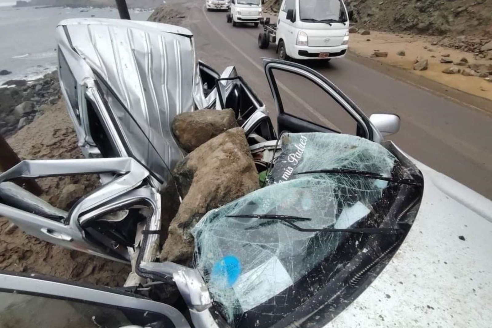 Roca cae sobre camioneta y mata a 3 tripulantes en Panamericana Sur