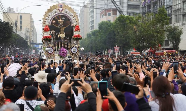 El Señor de los Milagros en su tercer recorrid en las calles de Lima