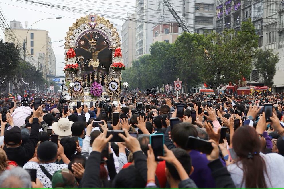 El Señor de los Milagros en su tercer recorrid en las calles de Lima