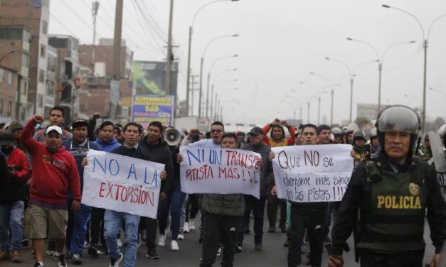 Taxistas, colectiveros y mototaxistas anuncian paro nacional el 10 de octubre