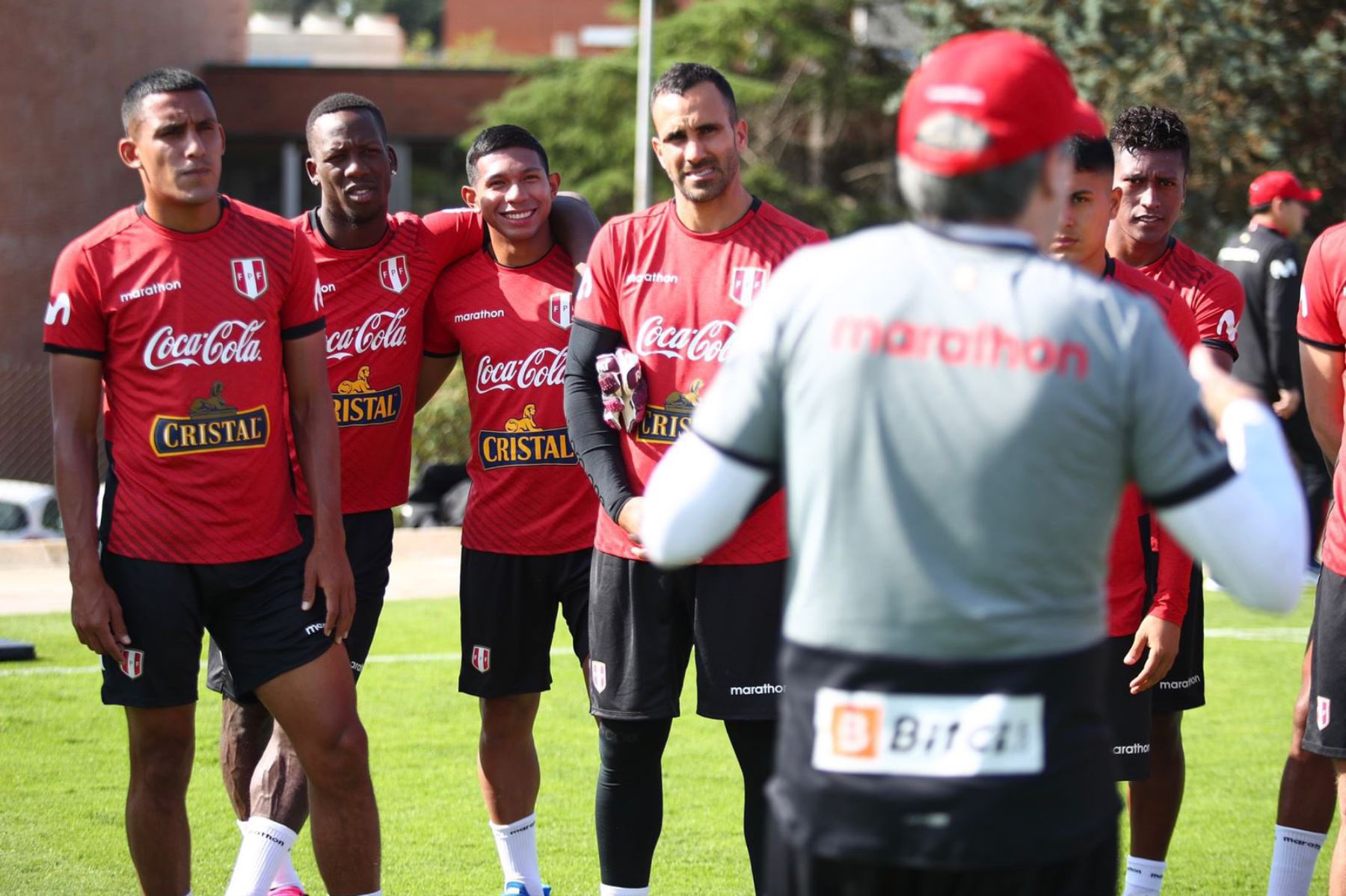 Flores y Valera comandarían la delantera peruana ante Uruguay