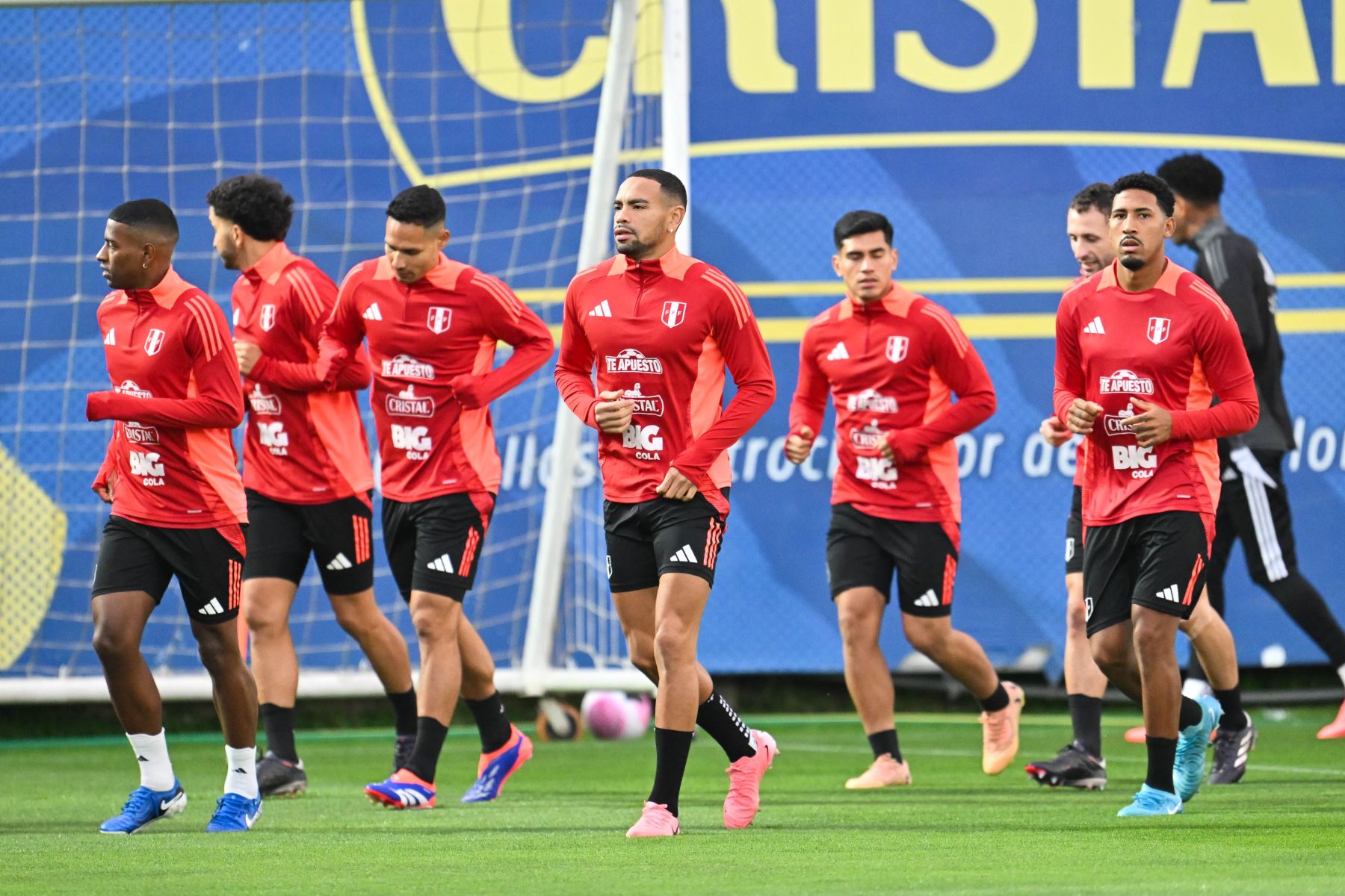 Selección peruana viaja hoy para enfrentar a Brasil este martes