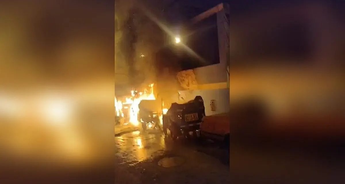 Chorrillos: Tres mototaxis se incendiaron frente a una casa