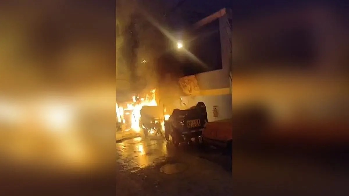 Chorrillos: Tres mototaxis se incendiaron frente a una casa