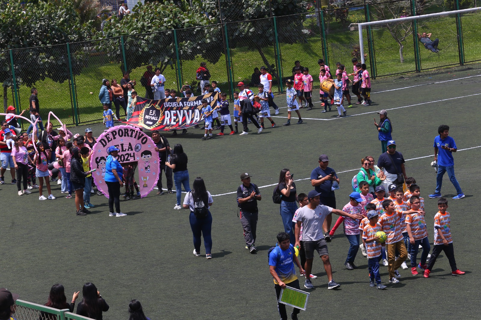 En el evento inaugural participaron destacados exseleccionados en partido de exhibición. Más de 1500 niños se inscribieron para ser parte del torneo de fútbol.