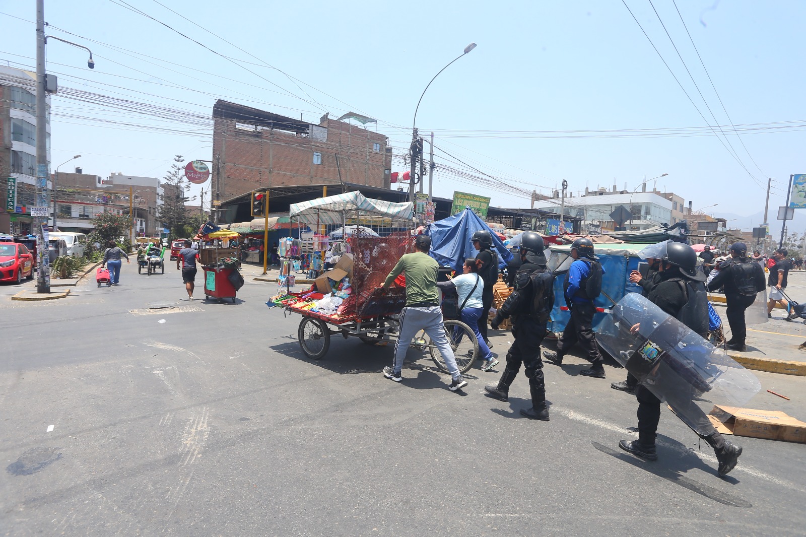 Municipalidad de SMP: Gestión de Hernán Sifuentes recuperó avenida Carlos Izaguirre que fue invadida por más de 500 ambulantes