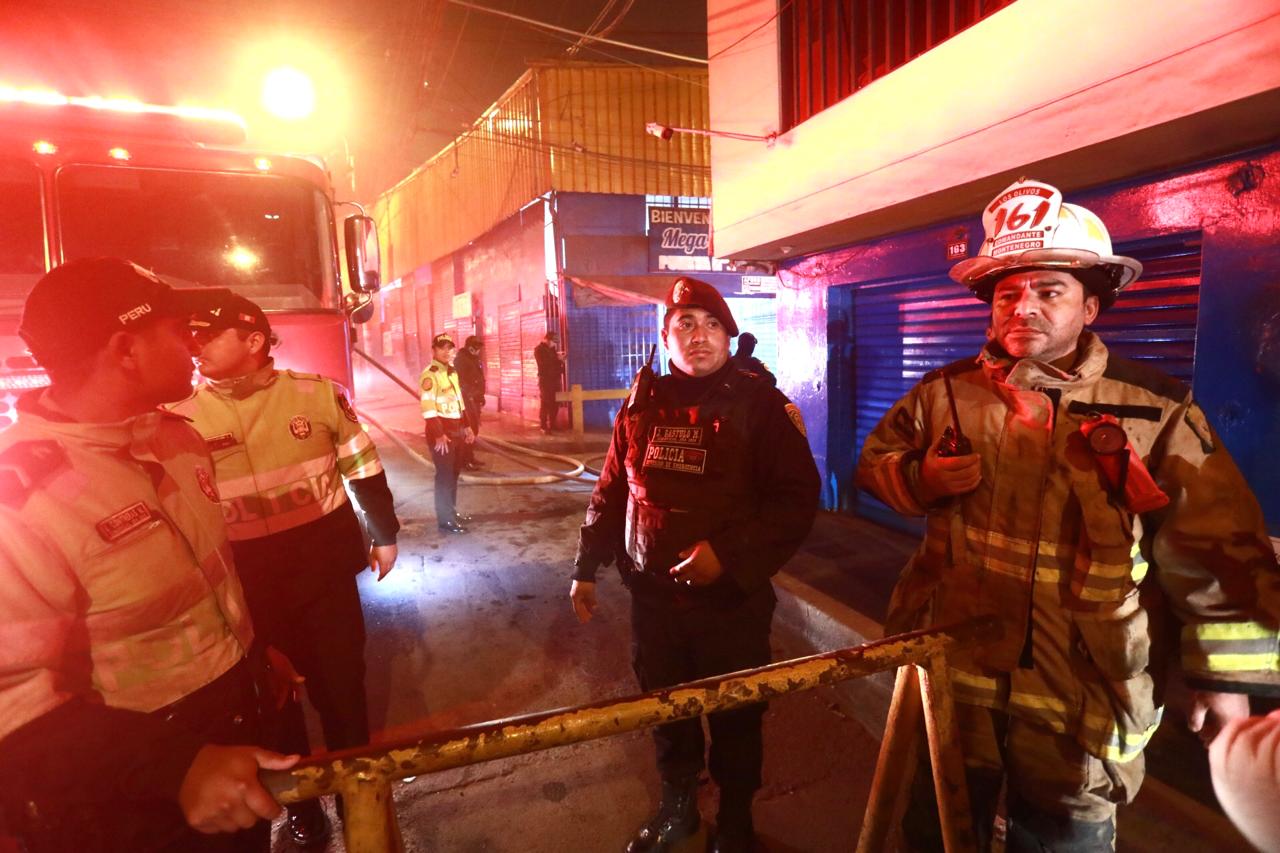 Comas: Incendio consumió puestos de galería en centro comercial