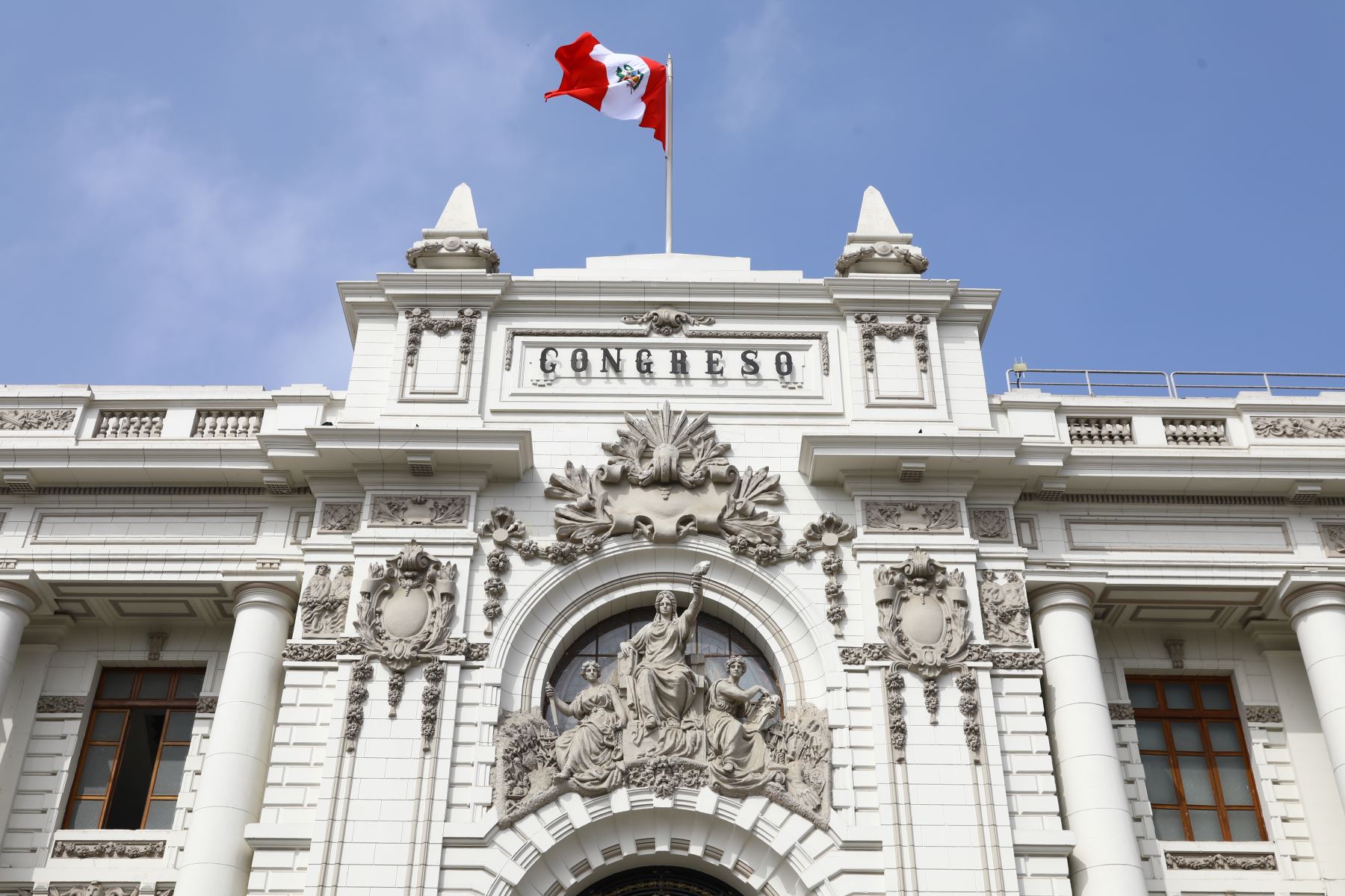 Congreso aprueba uso de la fuerza militar para combatir la pesca ilegal de los chinos