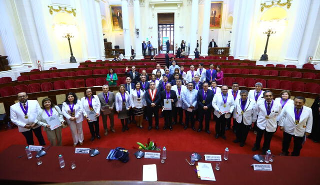 Congresista Luis Picón condecora a su esposa cirujana en homenaje por el Día de la Medicina Peruana