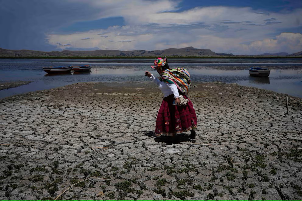 Descenso del Lago Titicaca obliga a reconstruir muelles en Puno