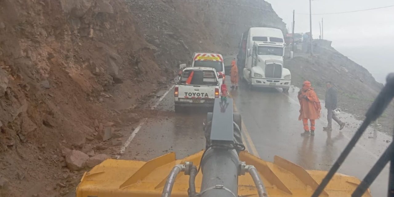 Arequipa: Deslizamientos afectan tránsito en la Panamericana Sur