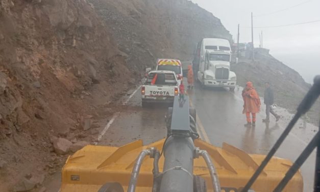 Arequipa: Deslizamientos afectan tránsito en la Panamericana Sur