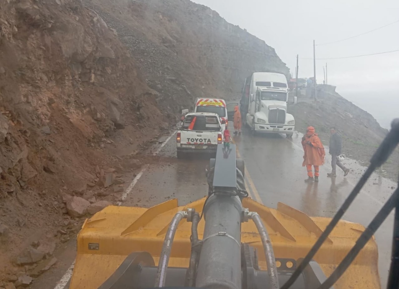 Arequipa: Deslizamientos afectan tránsito en la Panamericana Sur