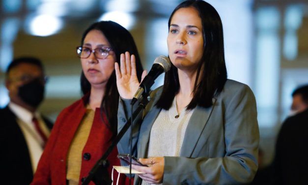 Sigrid Bazán arremete contra el Congreso