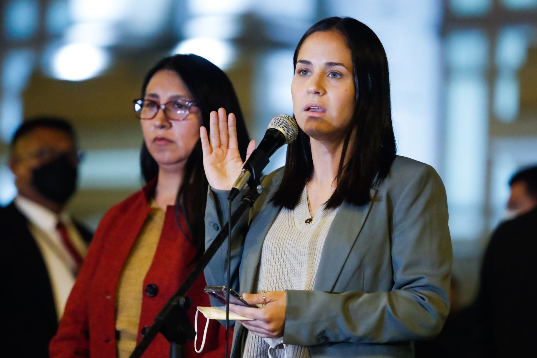 Sigrid Bazán arremete contra el Congreso