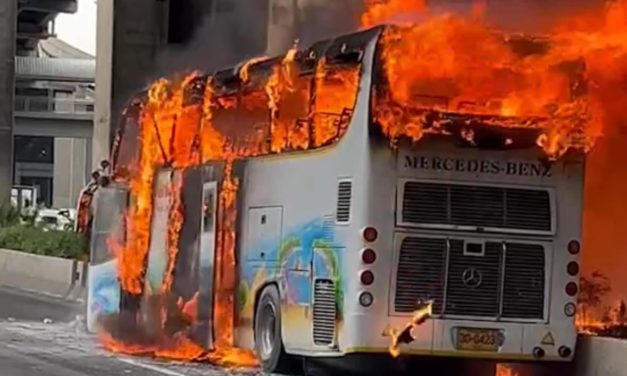 Tailandia: Autobús escolar se incendió con 44 pasajeros a bordo