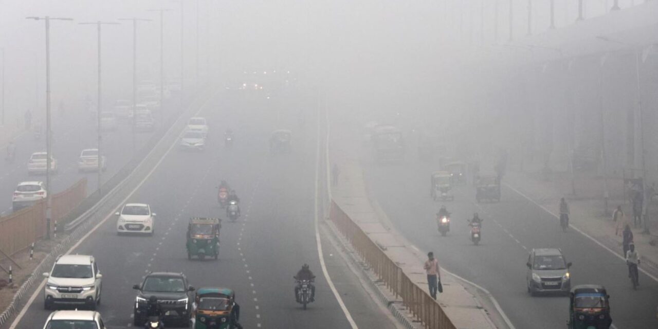 Niebla tóxica paraliza el tráfico aéreo en Nueva Delhi y obliga a cancelar vuelos