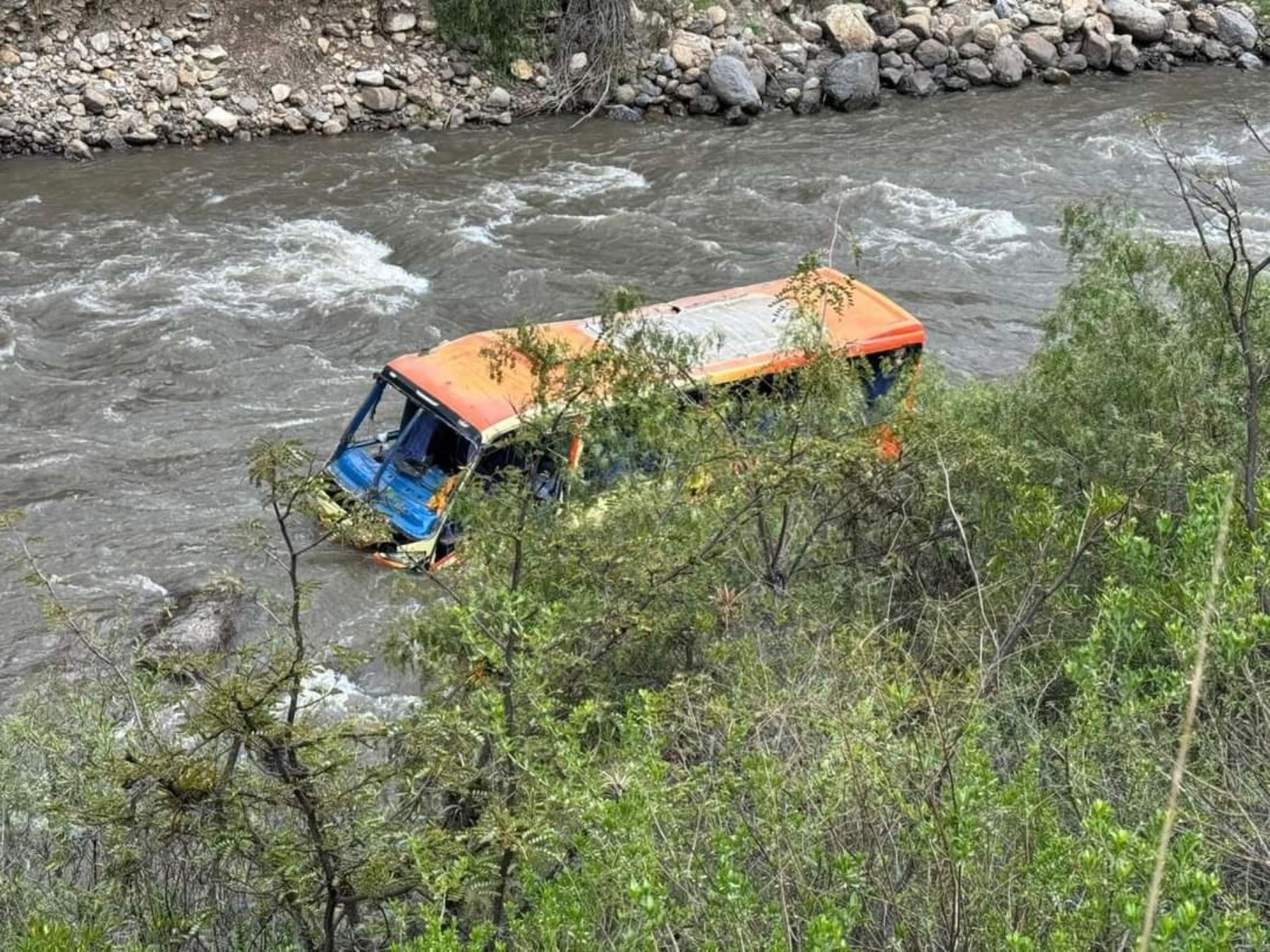 Áncash: bus cae al río Puchka y deja una víctima mortal y más de 10 heridos