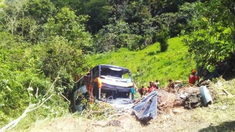 Bus cae a abismo en Moyobamba y deja nueve muertos