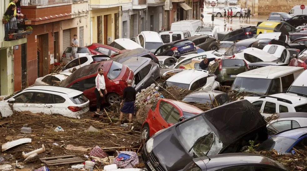 España: aumentan a 211 los muertos por inundaciones en Valencia