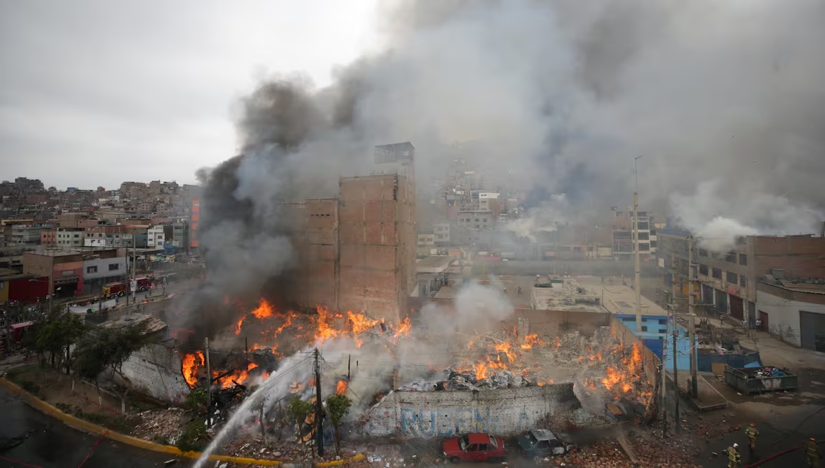 Gran incendio consume 4 almacenes en La Victoria