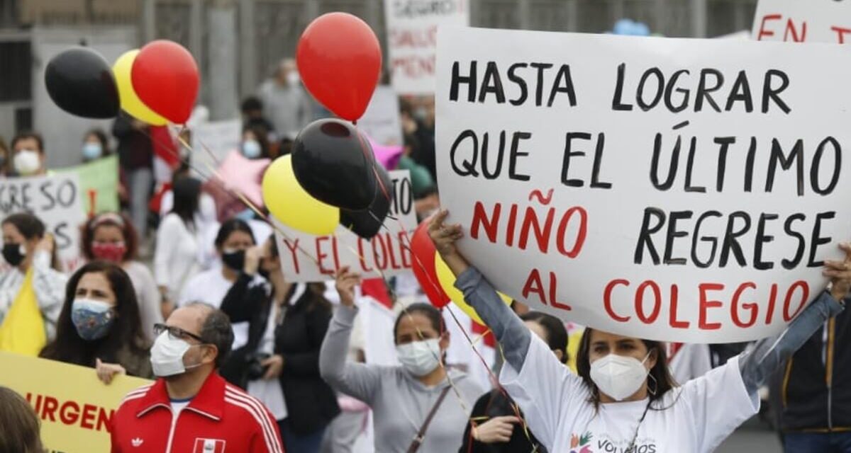 Padres de familia protestan frente al Minedu por suspensión de clases