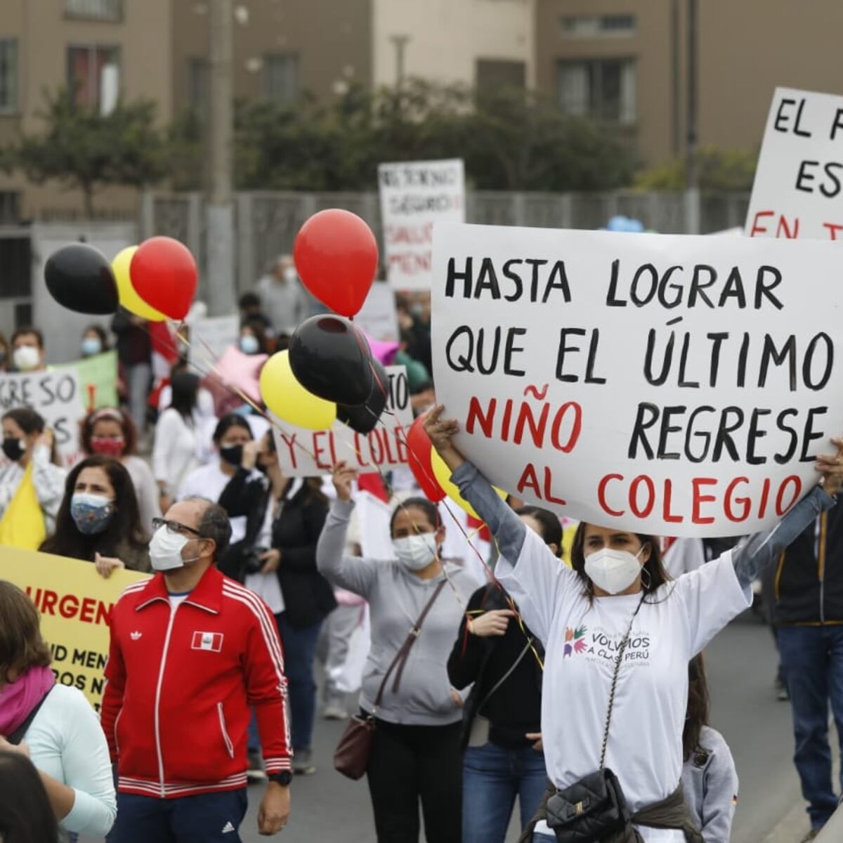 Padres de familia protestan frente al Minedu por suspensión de clases