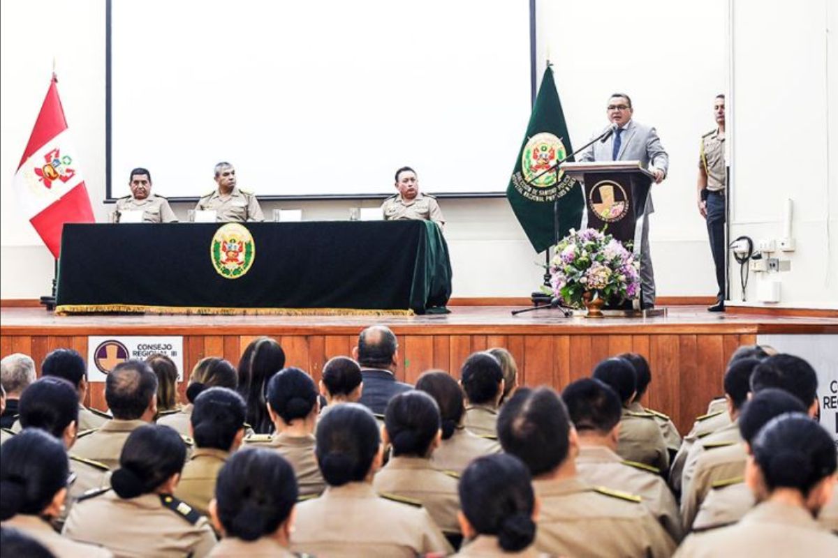 Santiváñez destaca compromiso con la modernización del salud policial