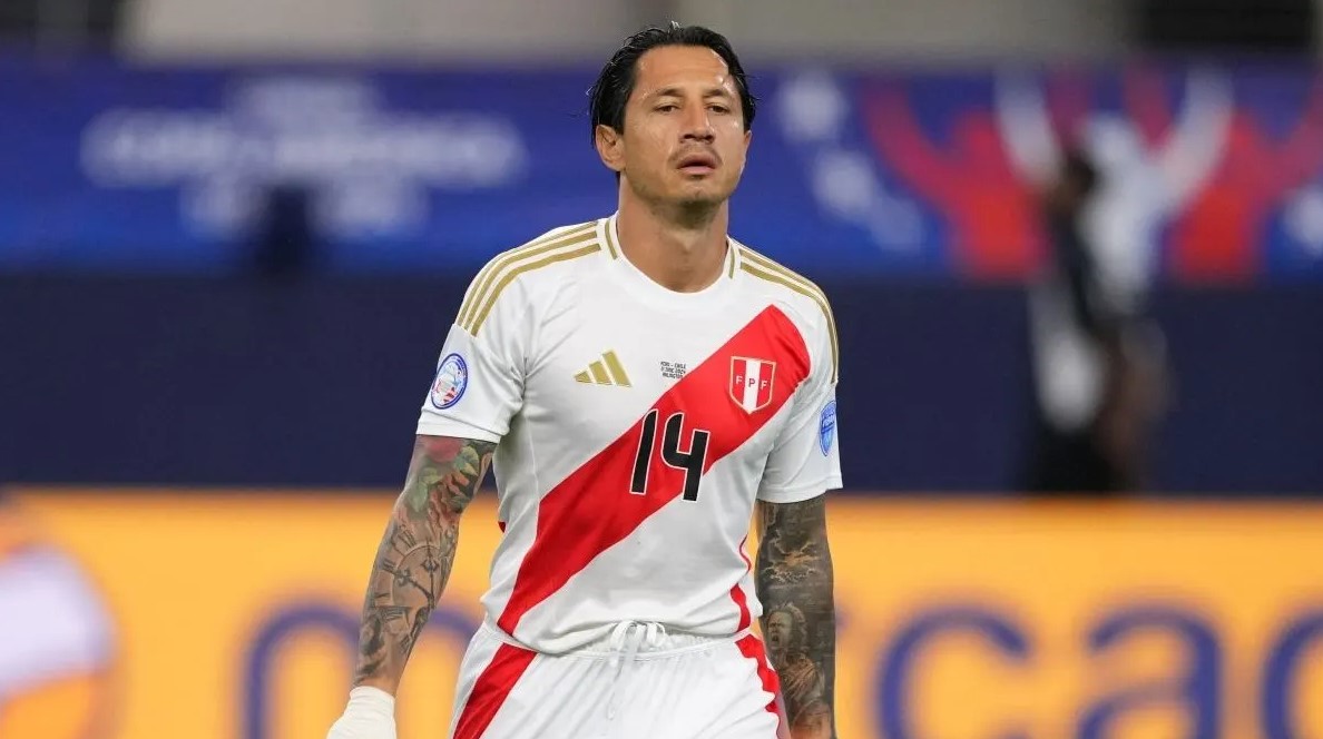 Gianluca Lapadula «sufre» por penal anulado ante Chile