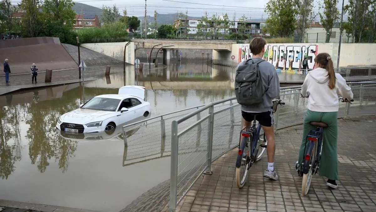 Lluvias torrenciales en España inundan ahora Cataluña