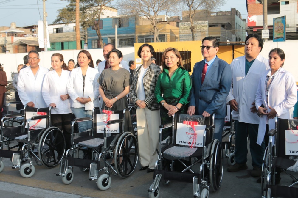 Taiwán dona 60 sillas de ruedas al hospital Cayetano Heredia