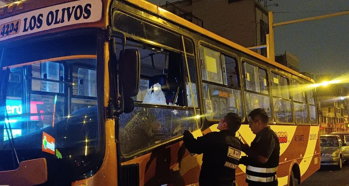 Sujetos balean bus lleno de pasajeros en Los Olivos