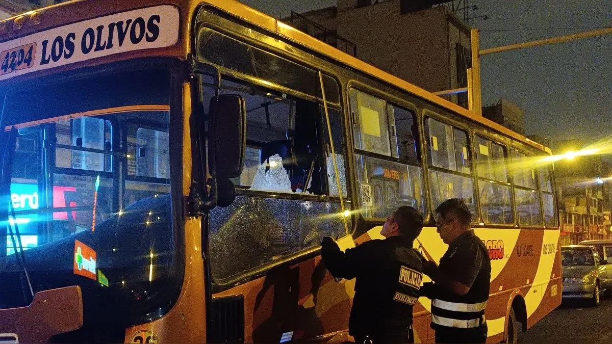 Sujetos balean bus lleno de pasajeros en Los Olivos