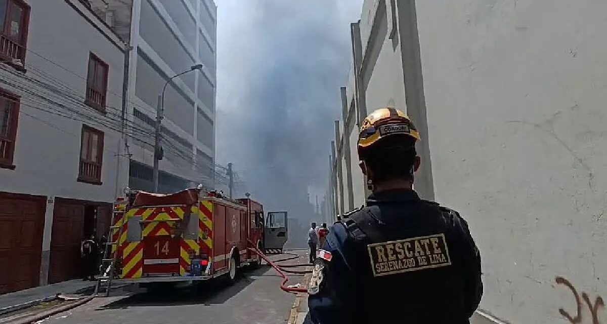 Incendio afectó un almacén en Barrios Altos