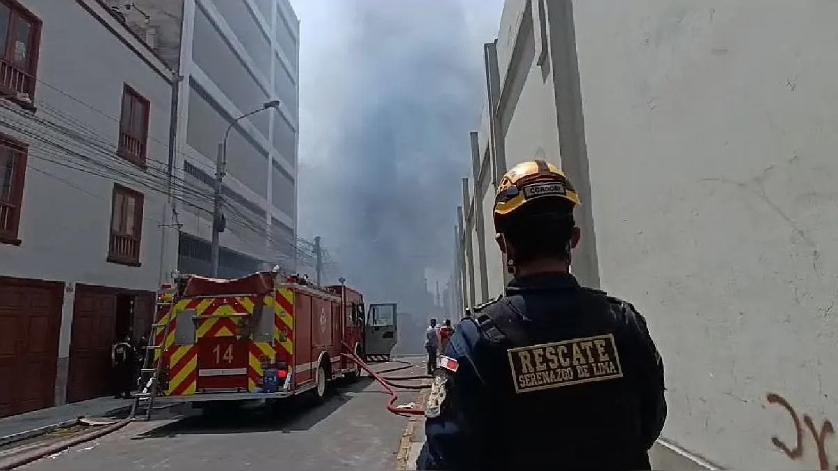 Incendio afectó un almacén en Barrios Altos