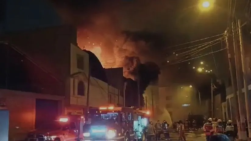 SMP: Bomberos confinaron incendio en Fábrica de insumos