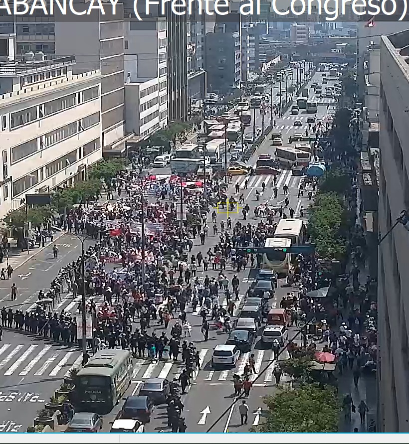 Manifestantes bloquean Av. Abancay y tratan de llegar a sede de foro APEC