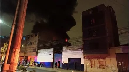 Incendio de grandes proporciones consumió depósito de plástico