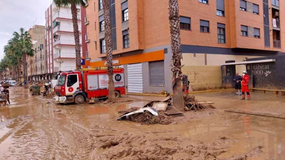 Fuertes lluvias en Cataluña paralizan trenes, retrasan vuelos y suspenden clases universitarias