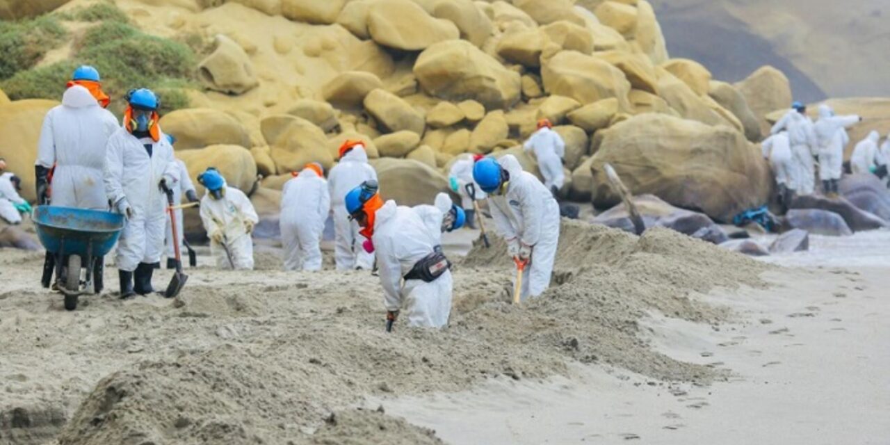 Derrame de petróleo en Lobitos pone en peligro la biodiversidad marina