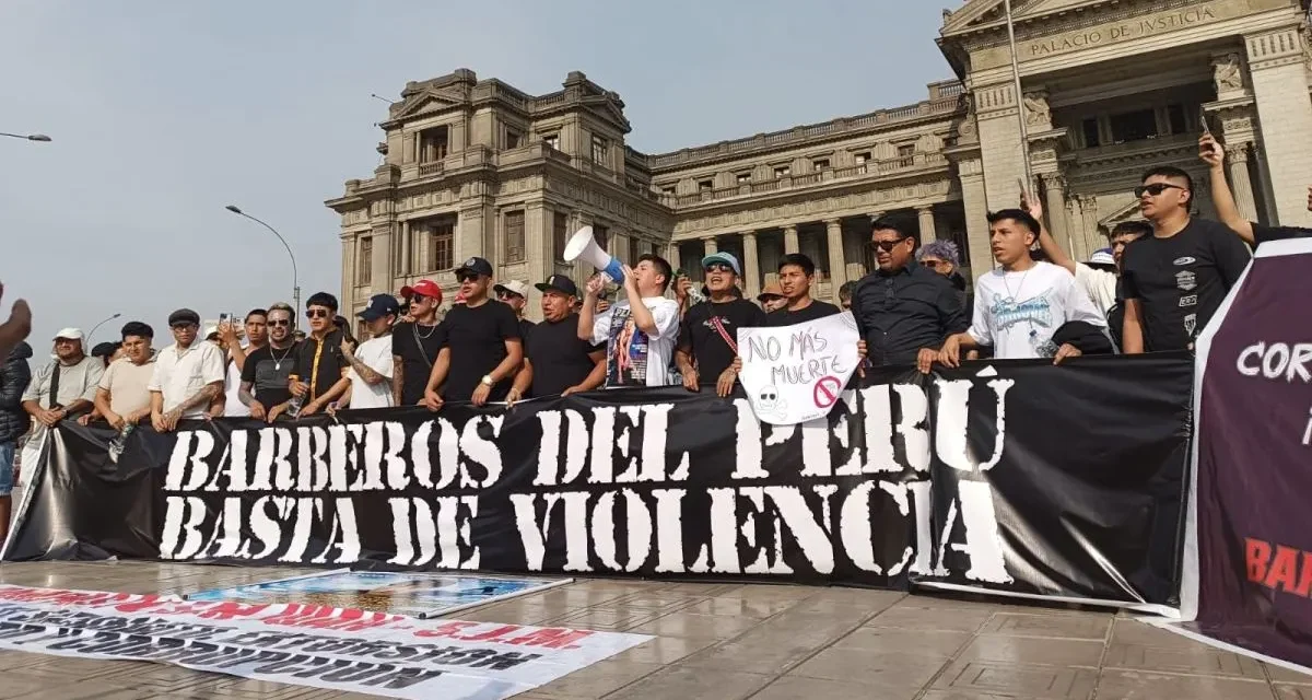 Barberos alzan la voz: protestan contra extorsión frente al Palacio de Justicia