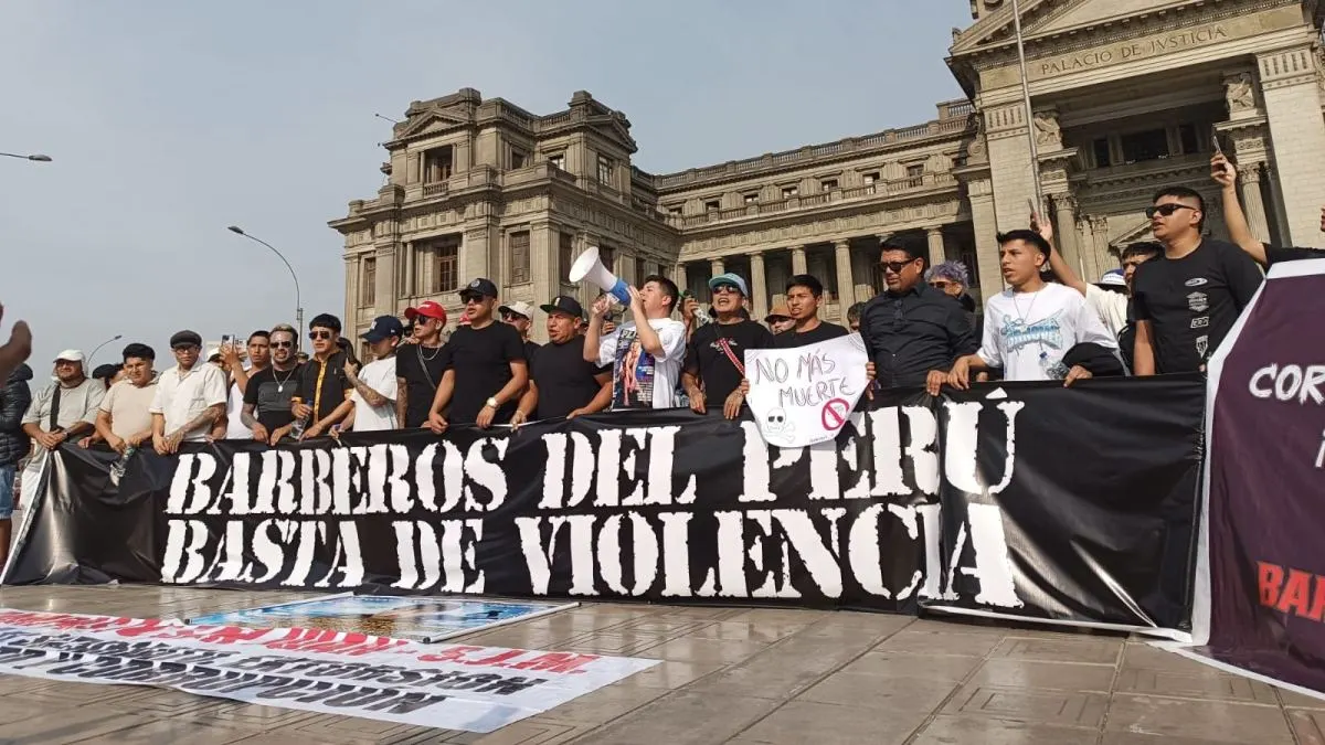 Barberos alzan la voz: protestan contra extorsión frente al Palacio de Justicia