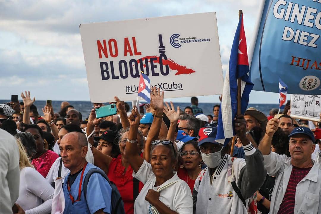 Marchan contra el bloqueo frente a la embajada de EEUU en Cuba