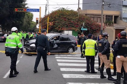 Boluarte promulga ley que limita detenciones a policías que usen armas reglamentarias