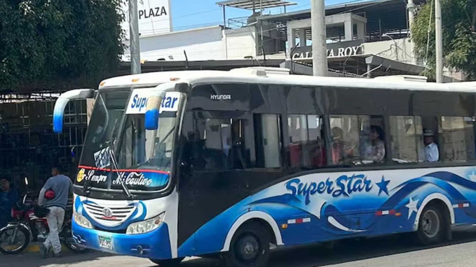 Piura: Disparan ocho veces contra bus