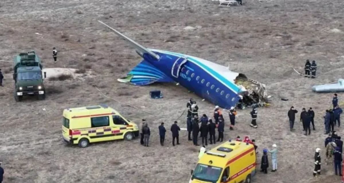 Kazajistán: 38 personas mueren y sobreviven 29 al estrellarse un avión