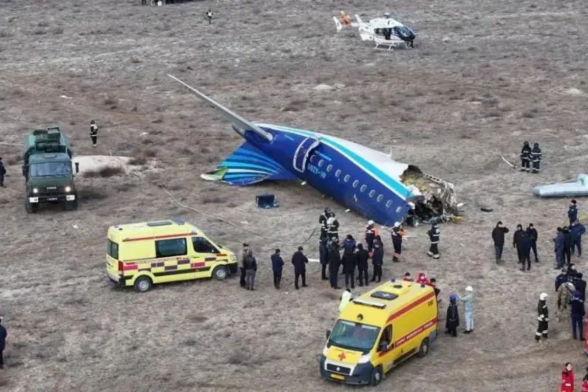 Kazajistán: 38 personas mueren y sobreviven 29 al estrellarse un avión