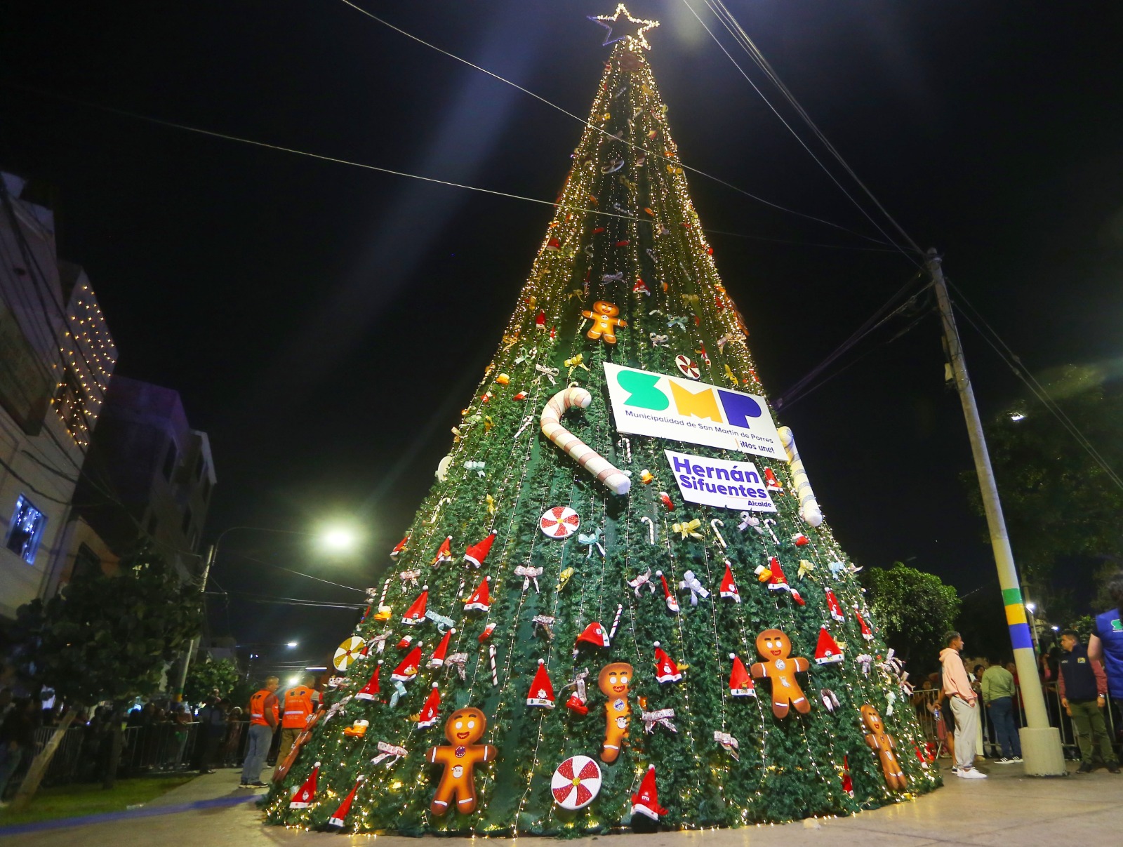 SMP: Alcalde Hernán Sifuentes realizó encendido del árbol navideño más grande del cono norte